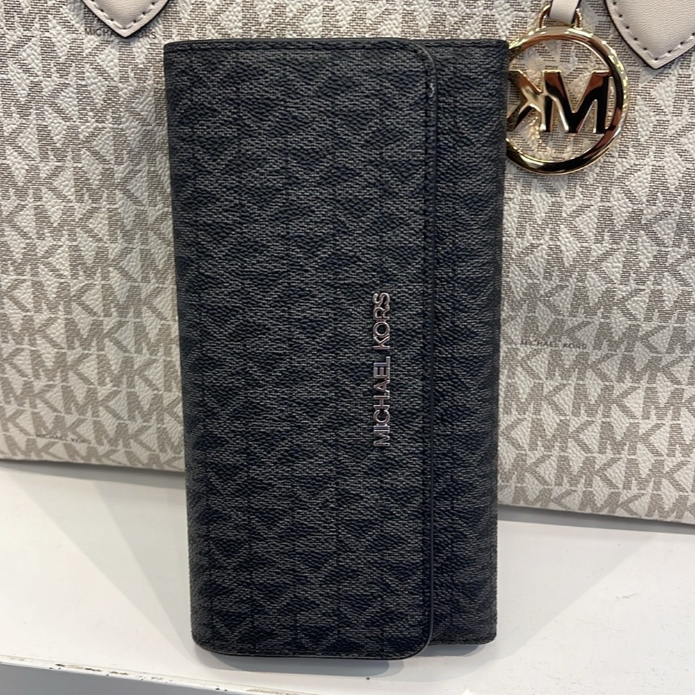 Michael Kors Jet Set Large Signature Logo Tri-Fold Wallet
Black 
NWT - Picture 11 of 16